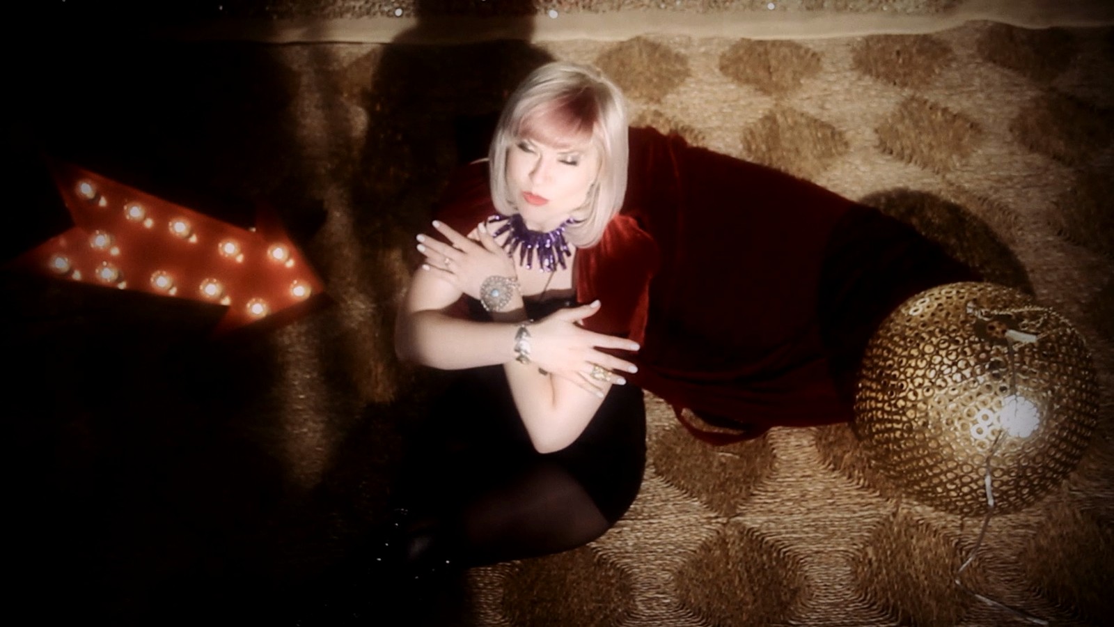 Elle Rae - Lovestruck, still 1